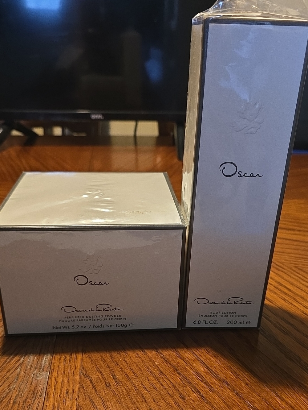 Oscar de la Renta Dusting Powder and Body Moisturizer Set